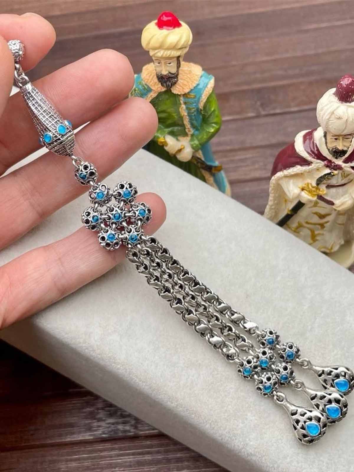GÜMÜŞ PÜSKÜLErkek modası denilince aksesuar olarak, maskülen tarzı yansıtan başat eleman şüphesiz tesbihler en tepede yer alacaktır. Peki tesbih denildiğinde olmazsa olmaz elemanı ne olabilir? Gümüş püskül denilse abartmış olmayız. Tesbihlerde gümüş